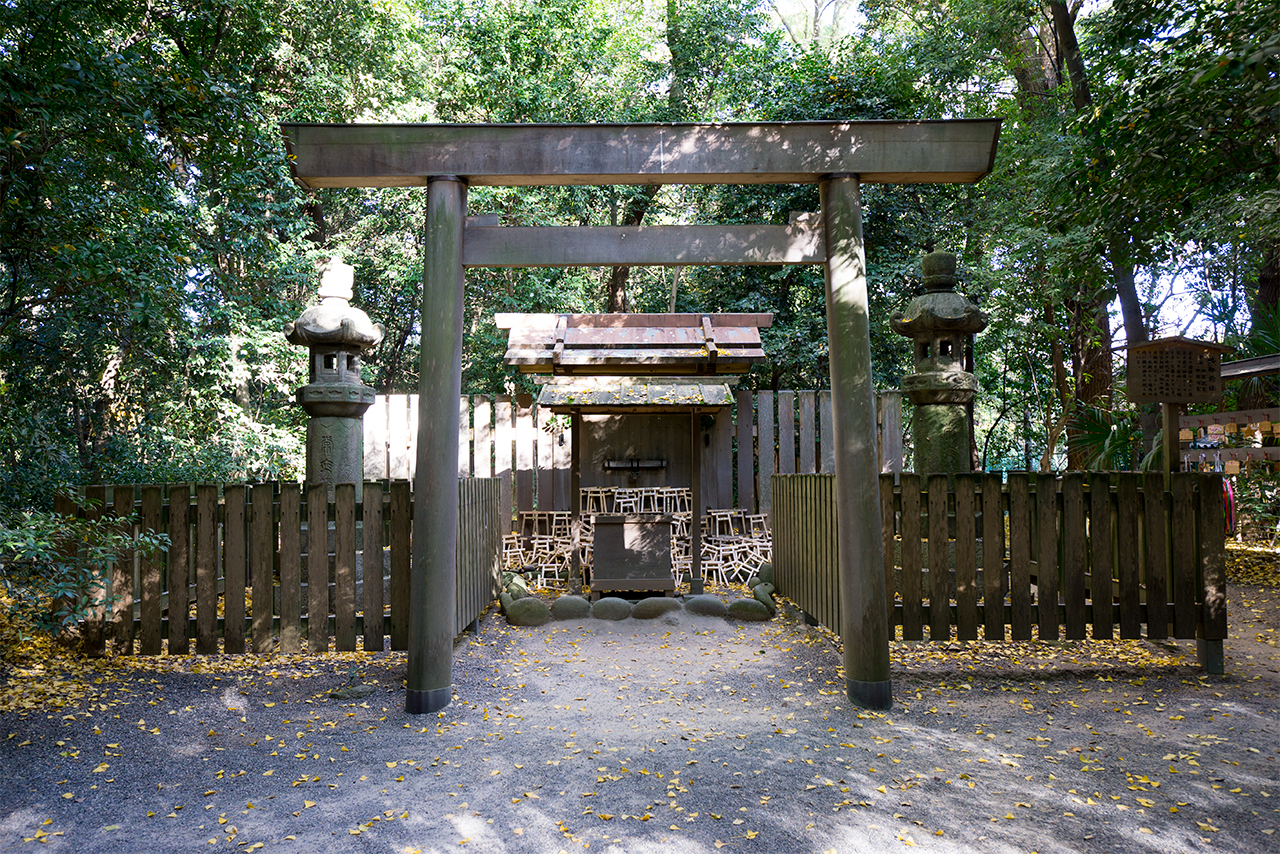 楠御前社 鳥居と門