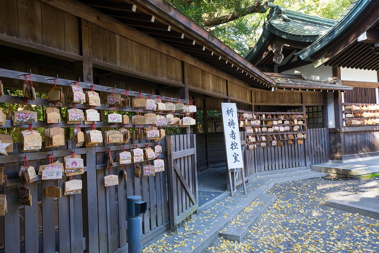 上知我麻神社 回廊と絵馬所