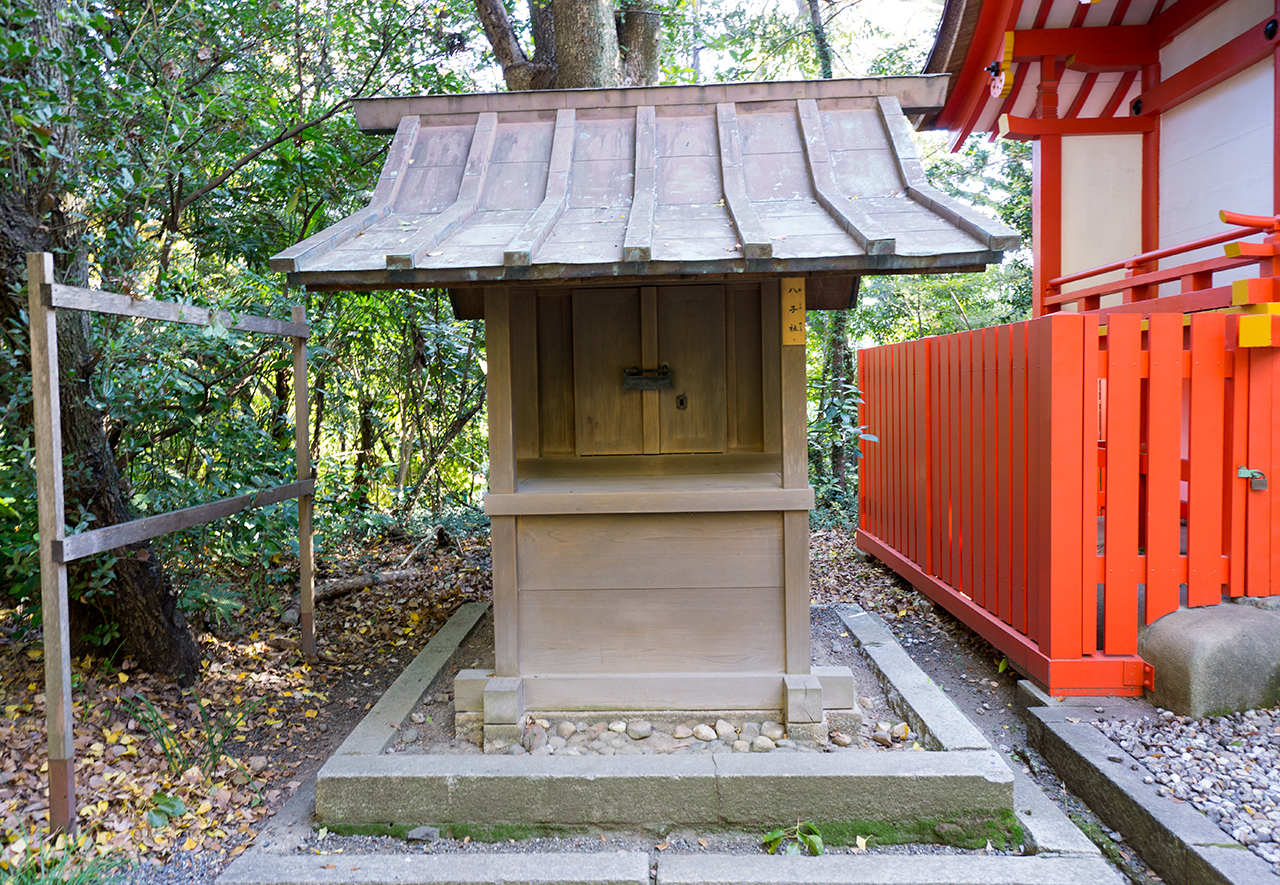 八子社 社殿