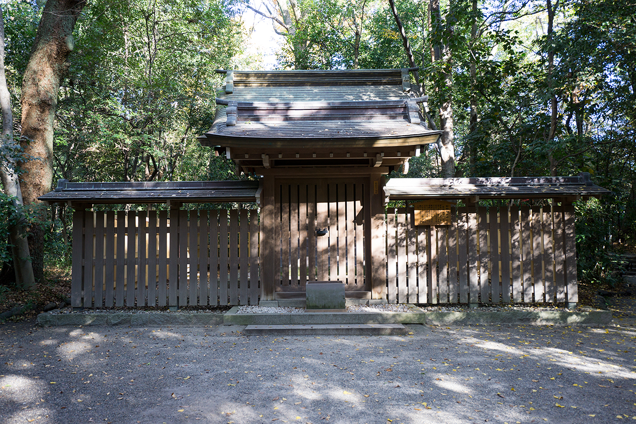 孫若御子神社 門と社殿