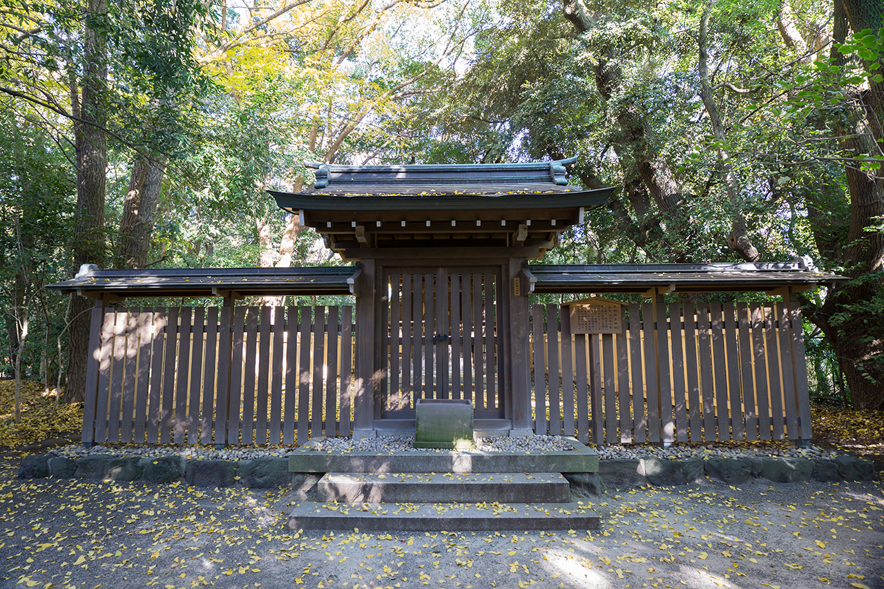 日割御子神社 門と社殿