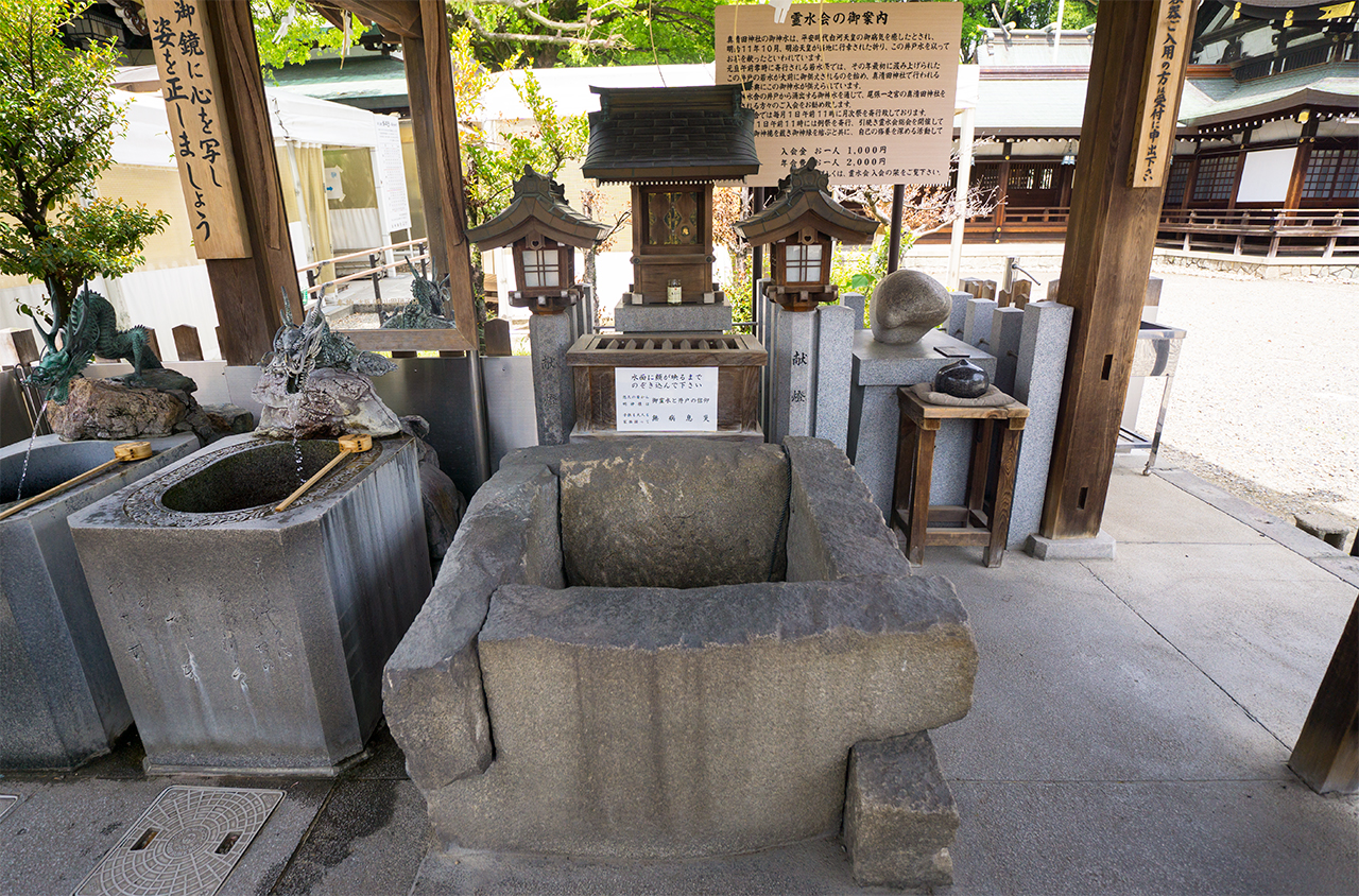 真清田神社 祠と覗き井戸