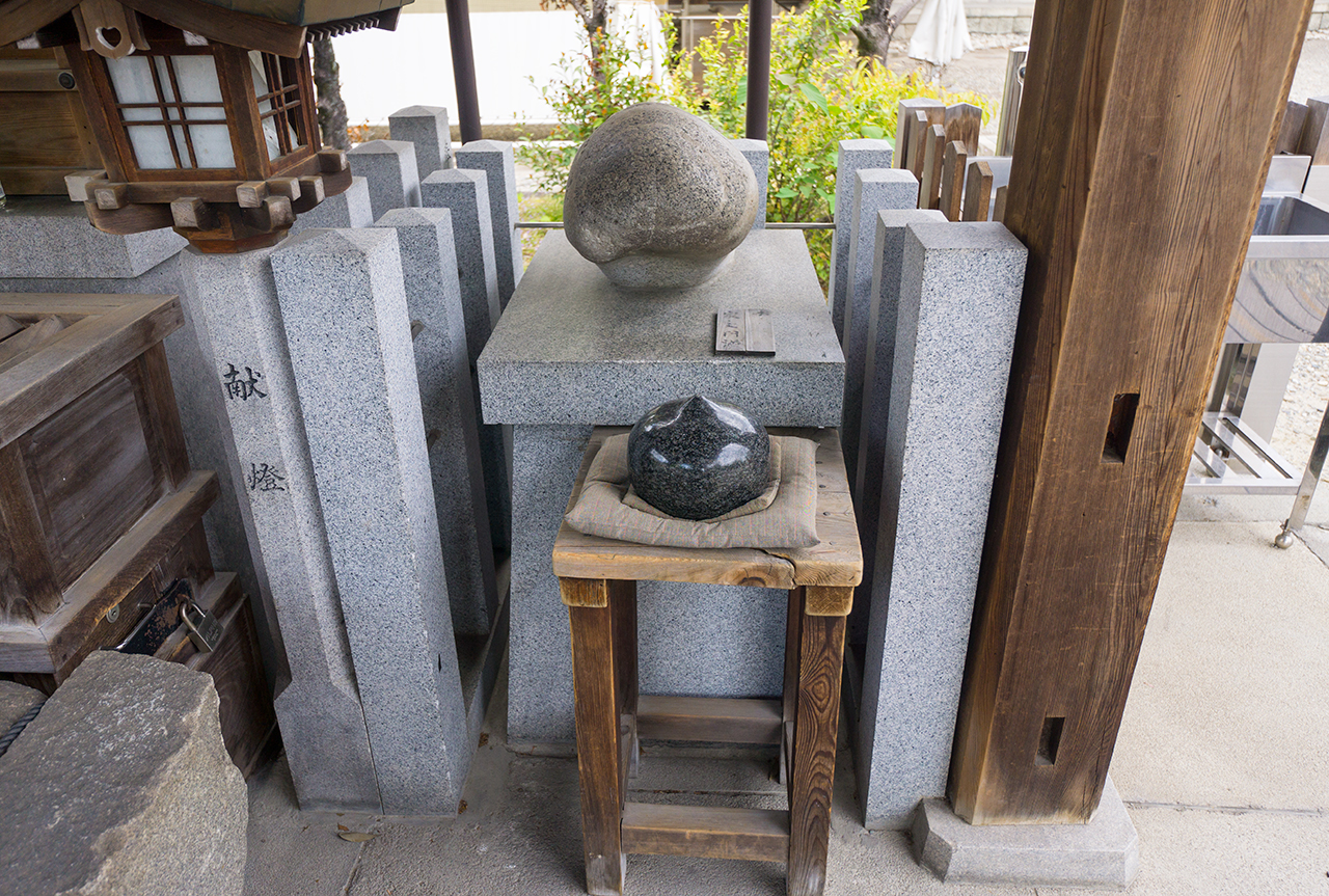 真清田神社 おもかる石全体