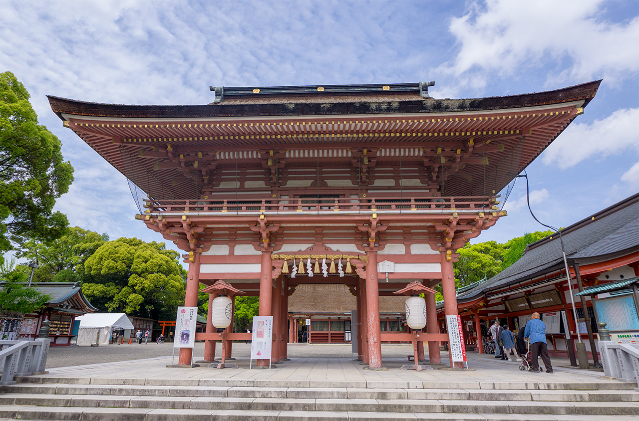 見上げた楼門