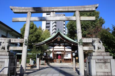 三輪神社 鳥居と拝殿