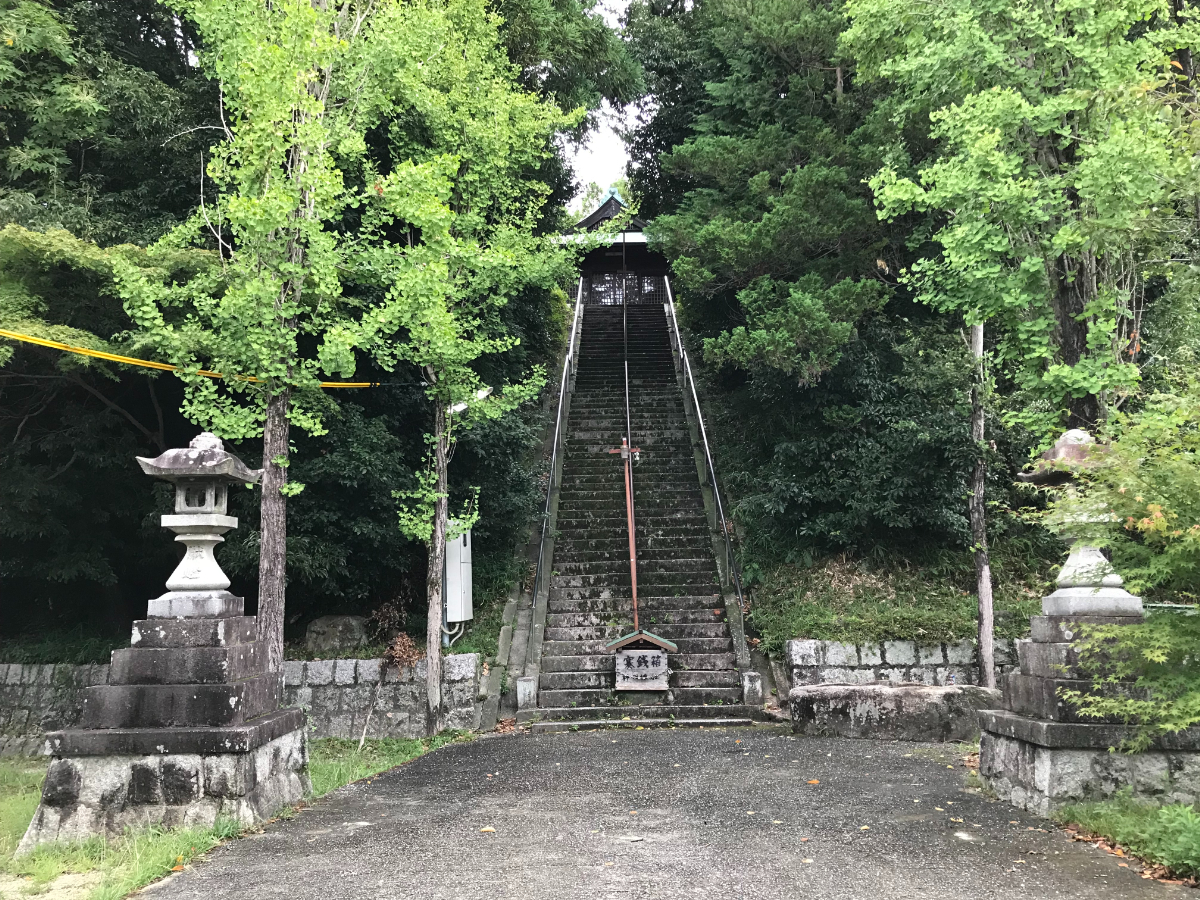 境内の階段