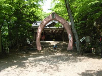 桃太郎神社 桃型の鳥居と拝殿