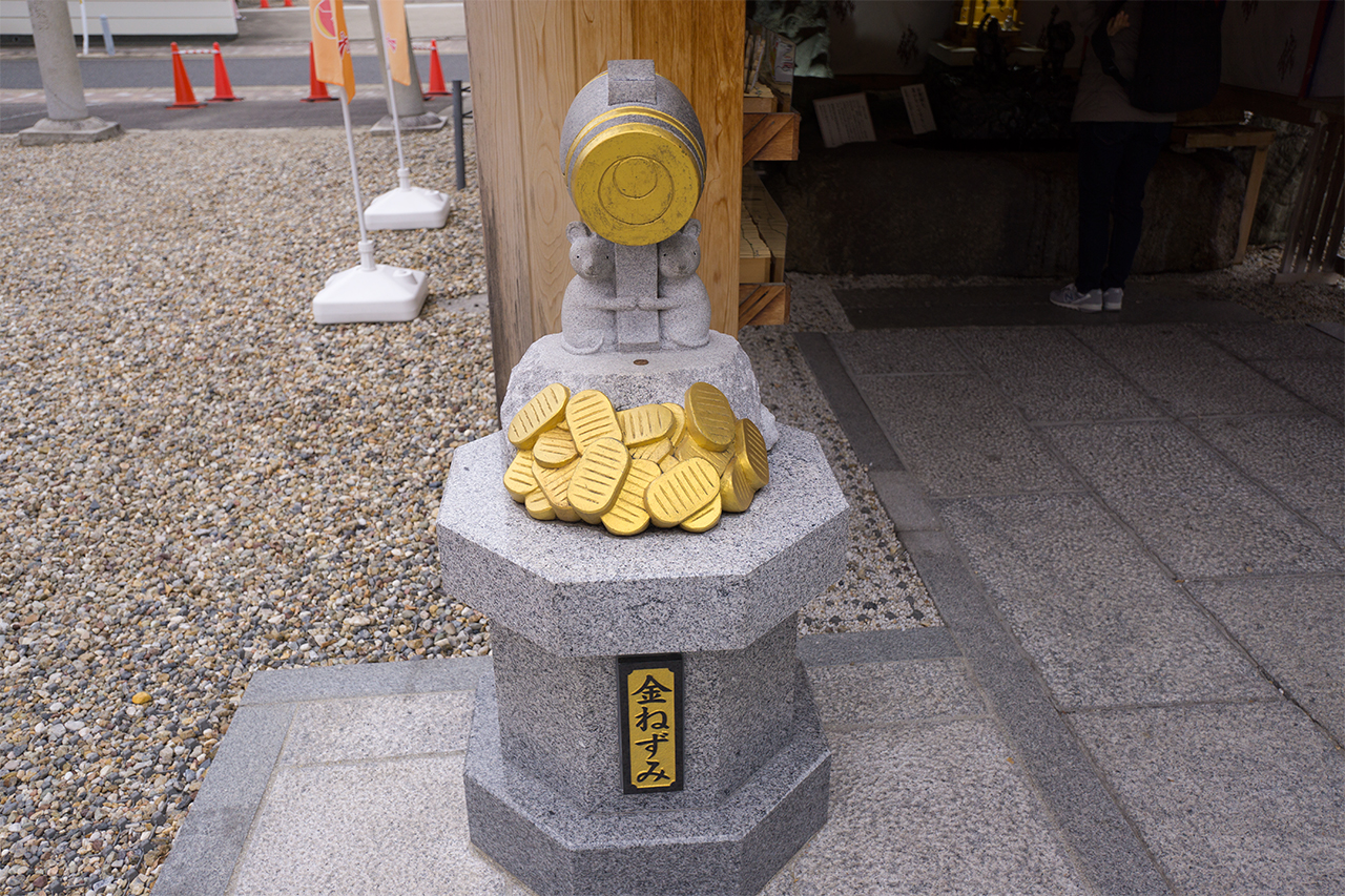 金ねずみの像