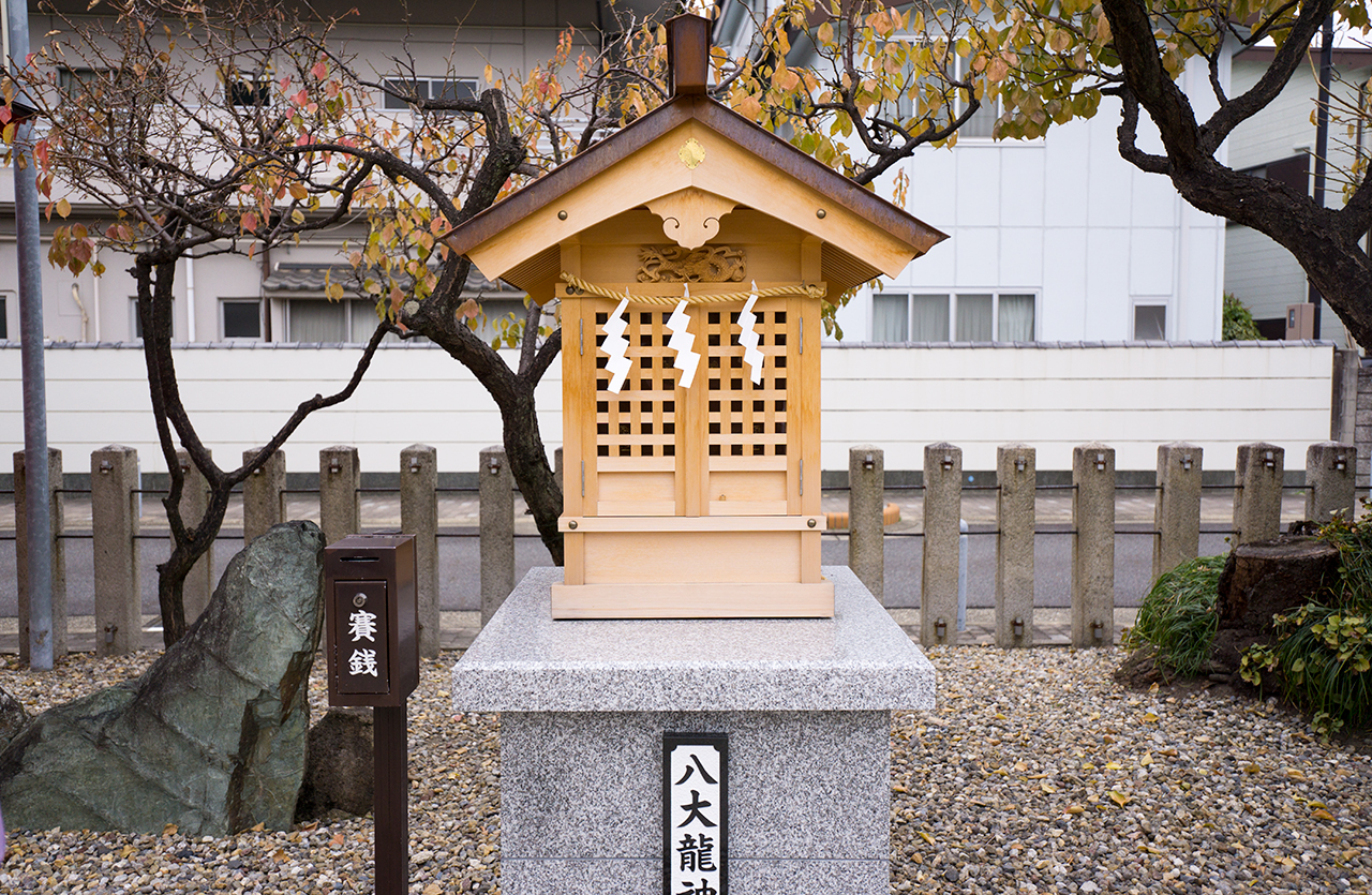 八大龍神社 社殿