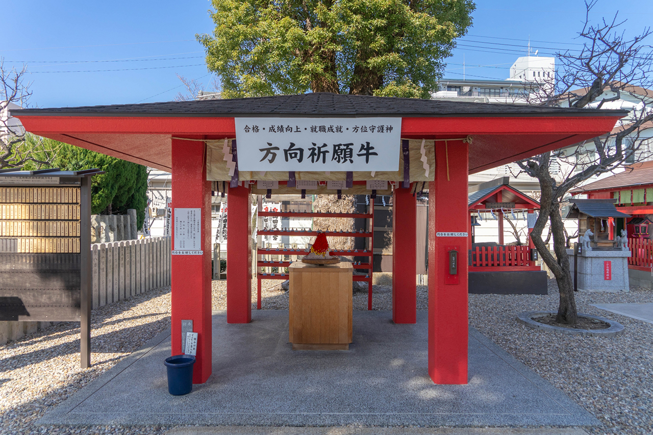 方向祈願牛 社殿