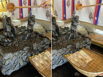 山田天満宮 銭洗いで恵比寿像と大黒天像に水をかける様子