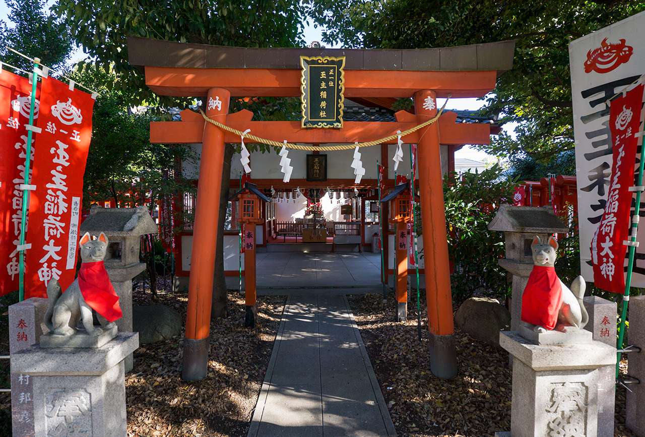 玉主稲荷社 鳥居と社殿