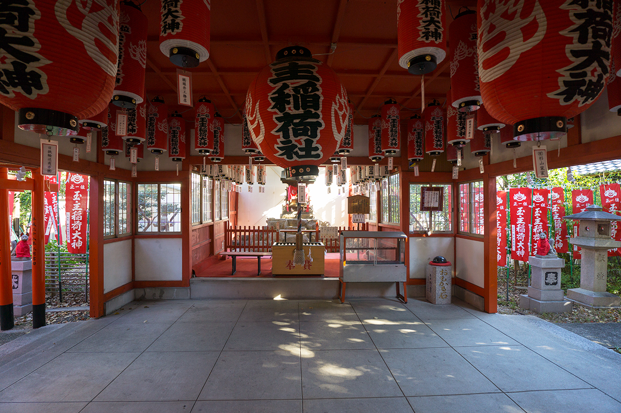 玉主稲荷社 社殿内の提燈