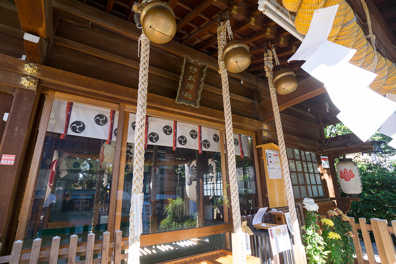 伊奴神社 拝殿の扁額と賽銭箱