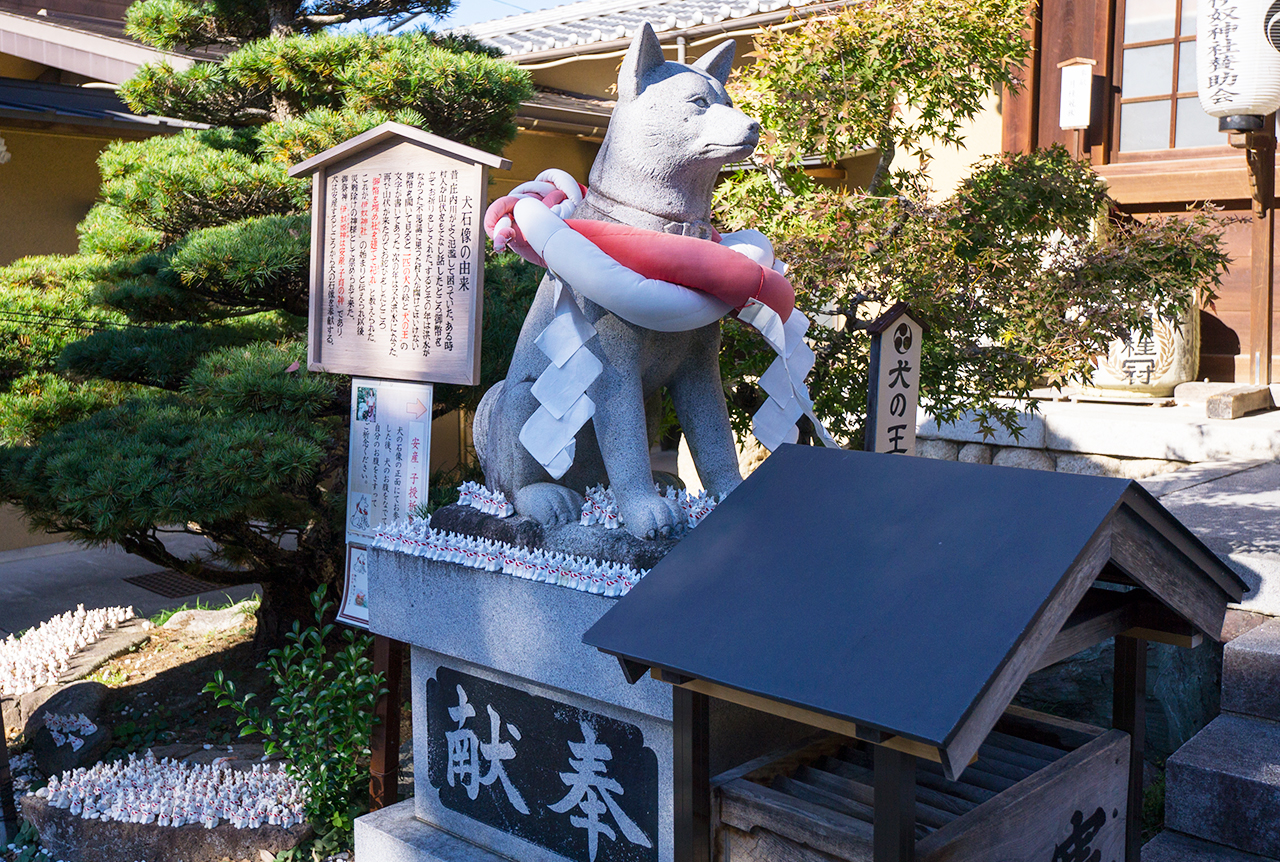 犬の王像と陶器のいぬみくじ