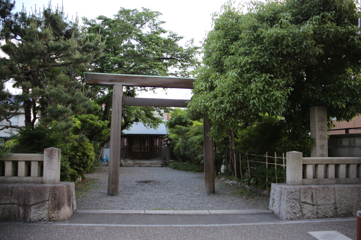 鳥居と拝殿