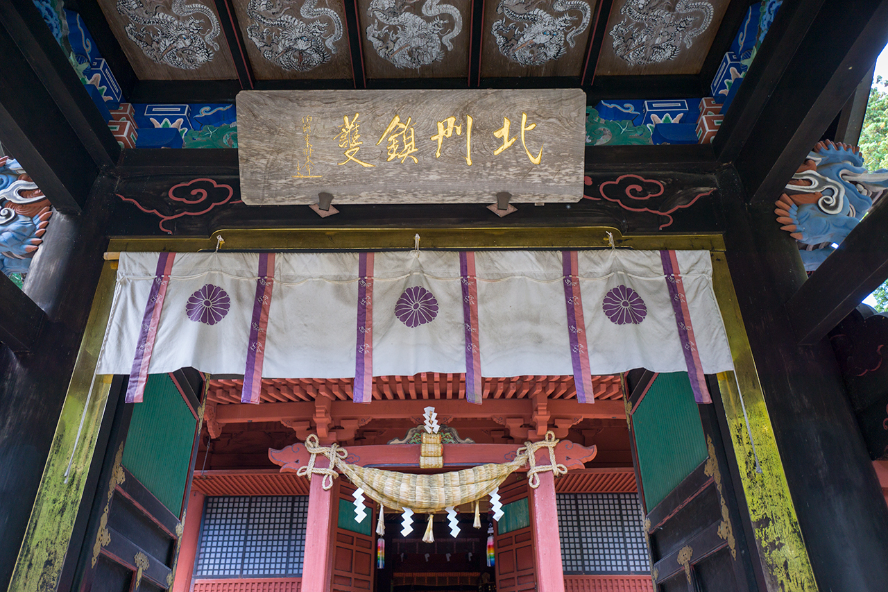 中門の扁額と天井