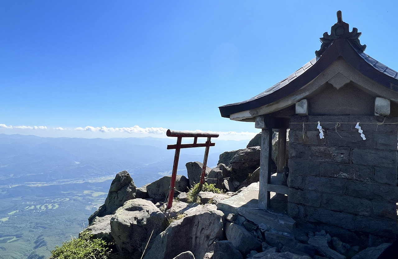 鳥居と奥宮と津軽平野