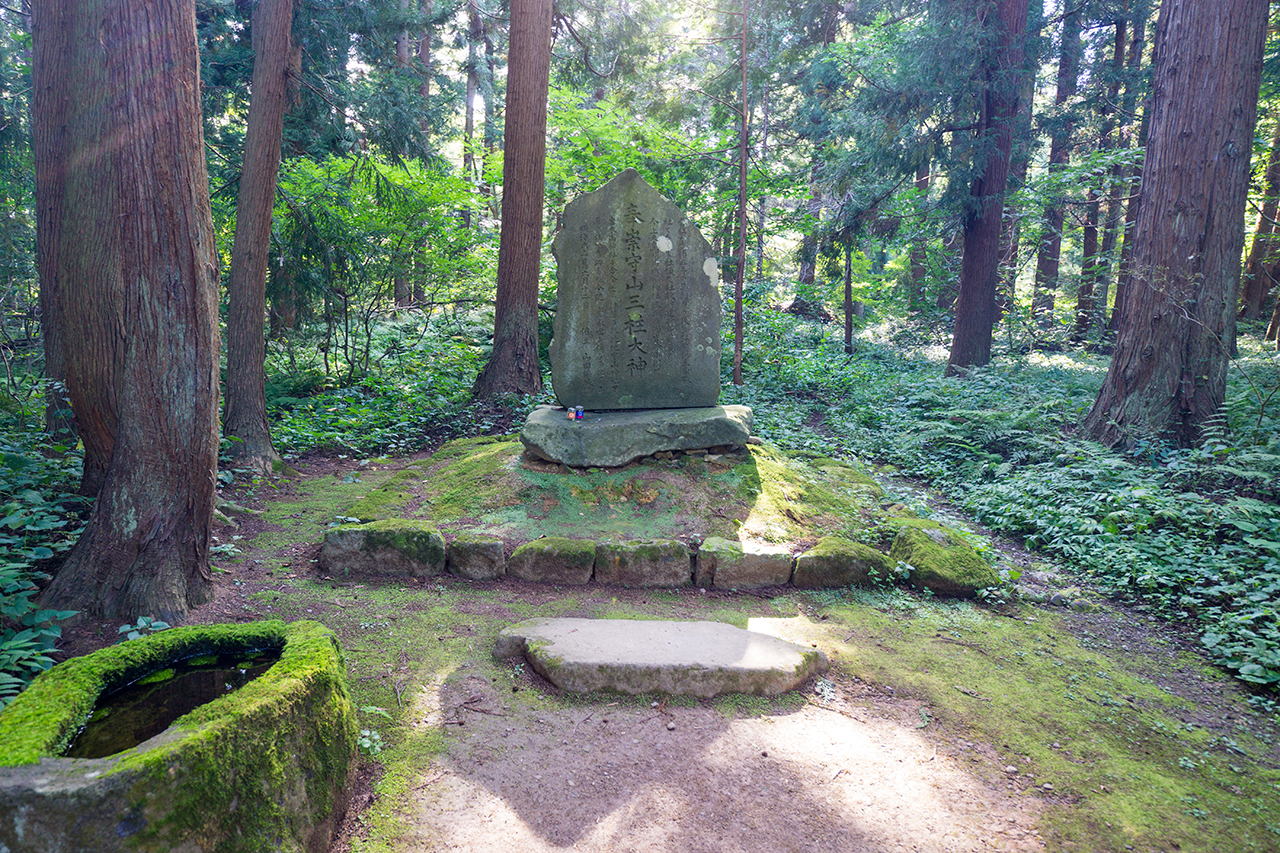 奉崇守山三柱大神の碑