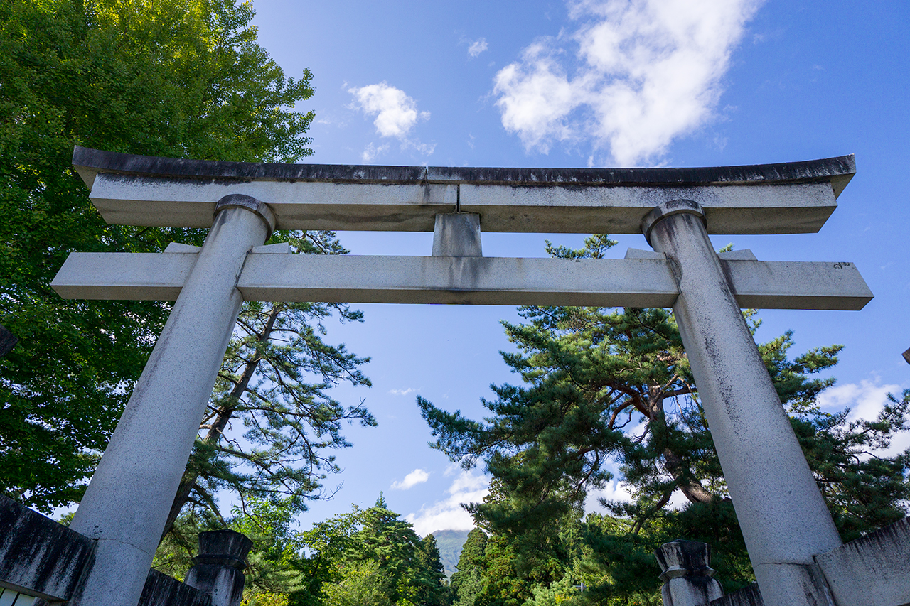 鳥居からみえる「津軽富士」とも呼ばれる岩木山