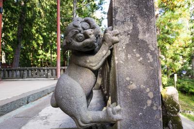 岩木山神社 上向きの逆さ狛犬