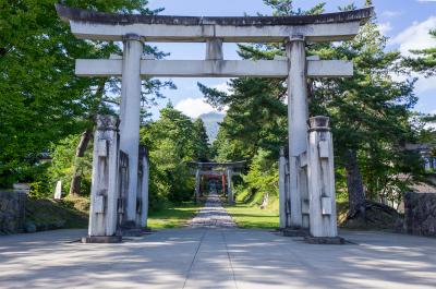 岩木山神社 一の鳥居から見える二の鳥居と三の鳥居と真っ直ぐな参道
