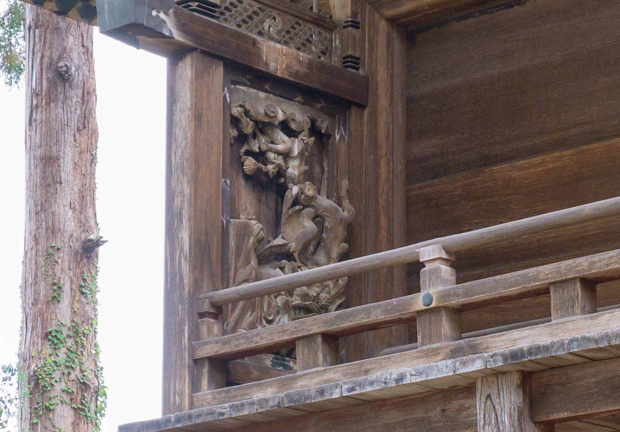 本殿の彫刻(獅子・六葉・梅ニ鶏太鼓)