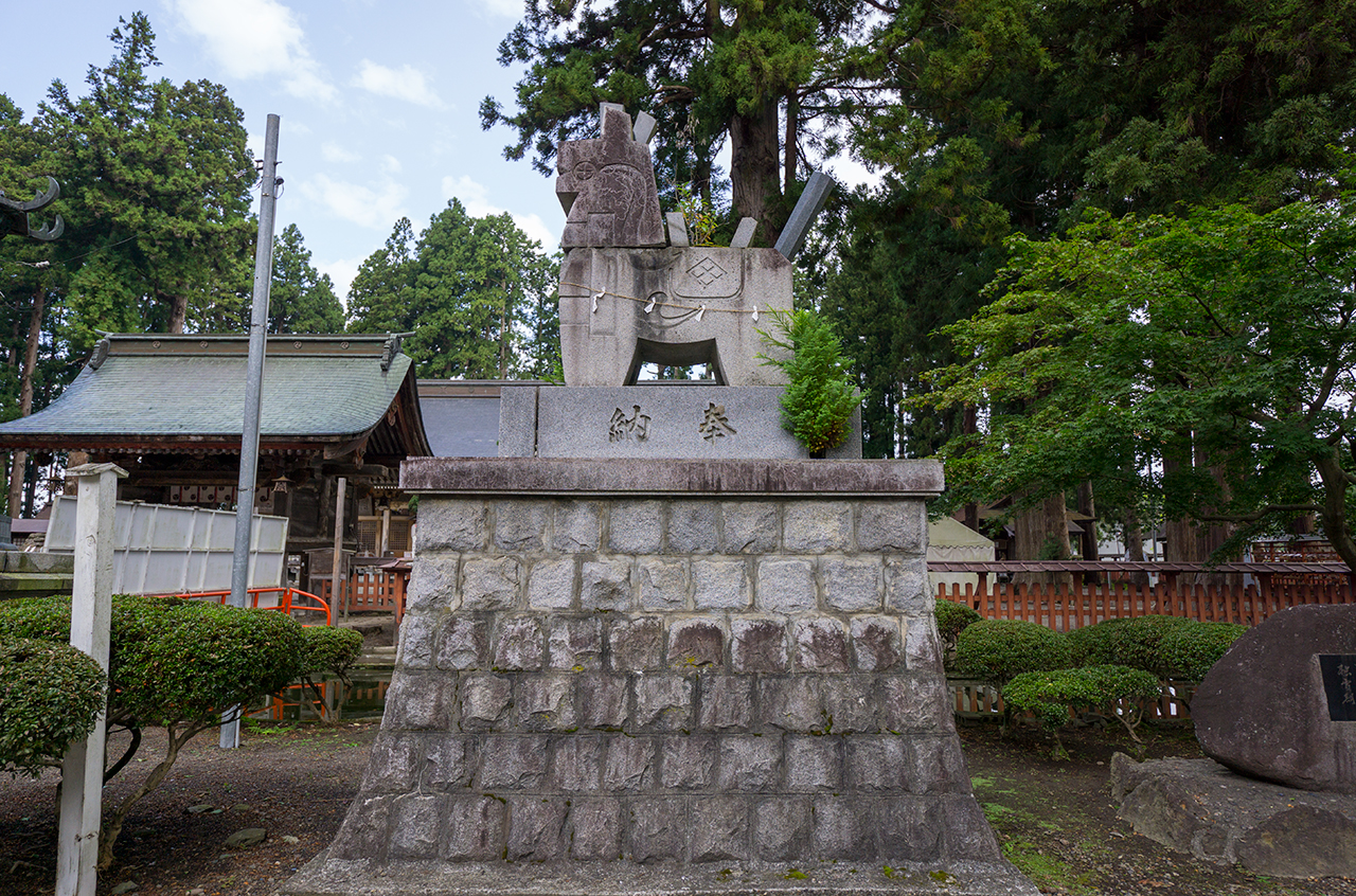 境内の八幡馬像