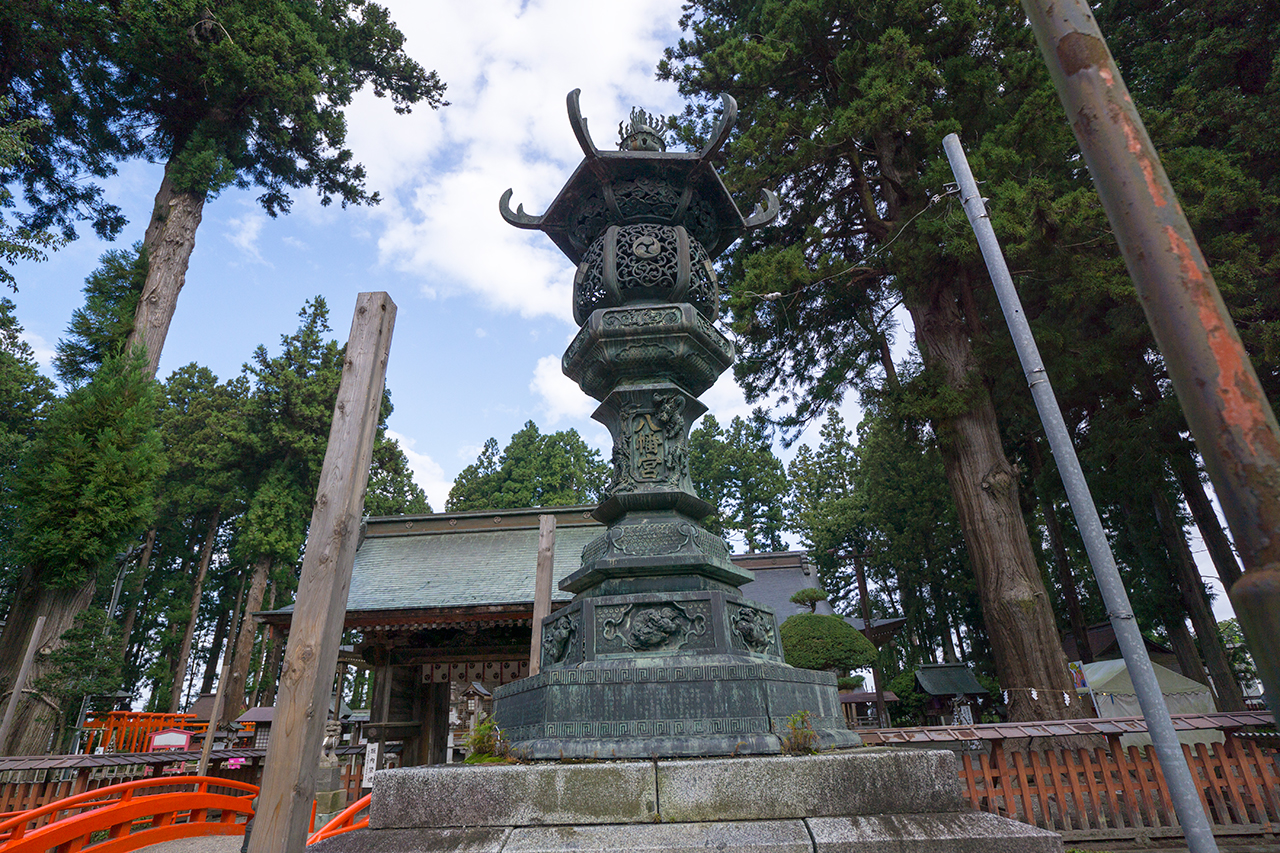 正門前の燈籠