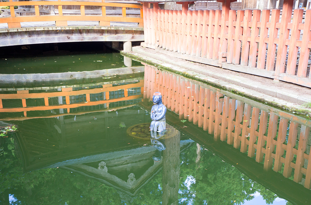 池の河童像