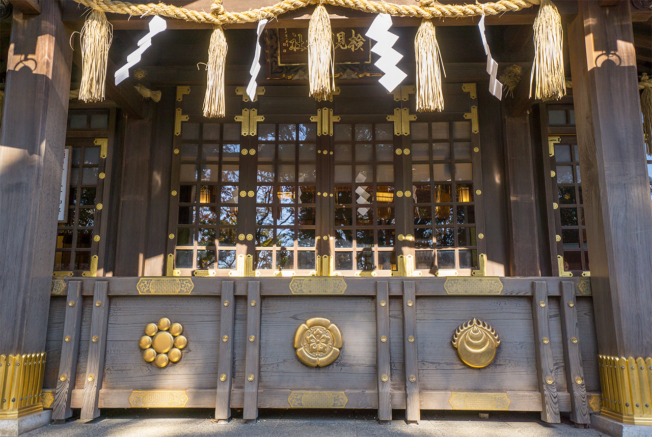 九曜紋（熊野神社）、五瓜に唐花（八坂神社）、炎宝珠（稲荷神社）が入った賽銭箱