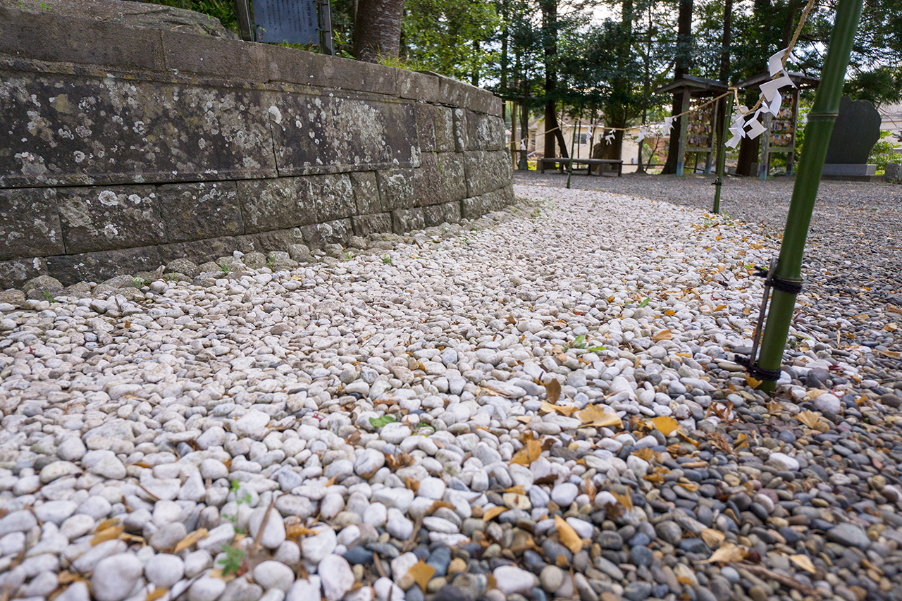 はだしの道の白い玉砂利