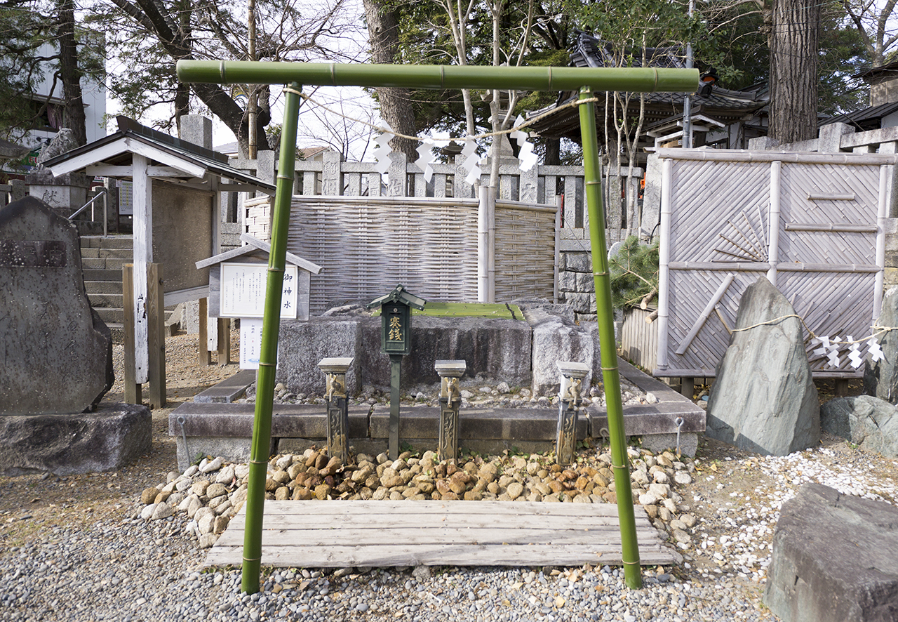 鳥居と御神水
