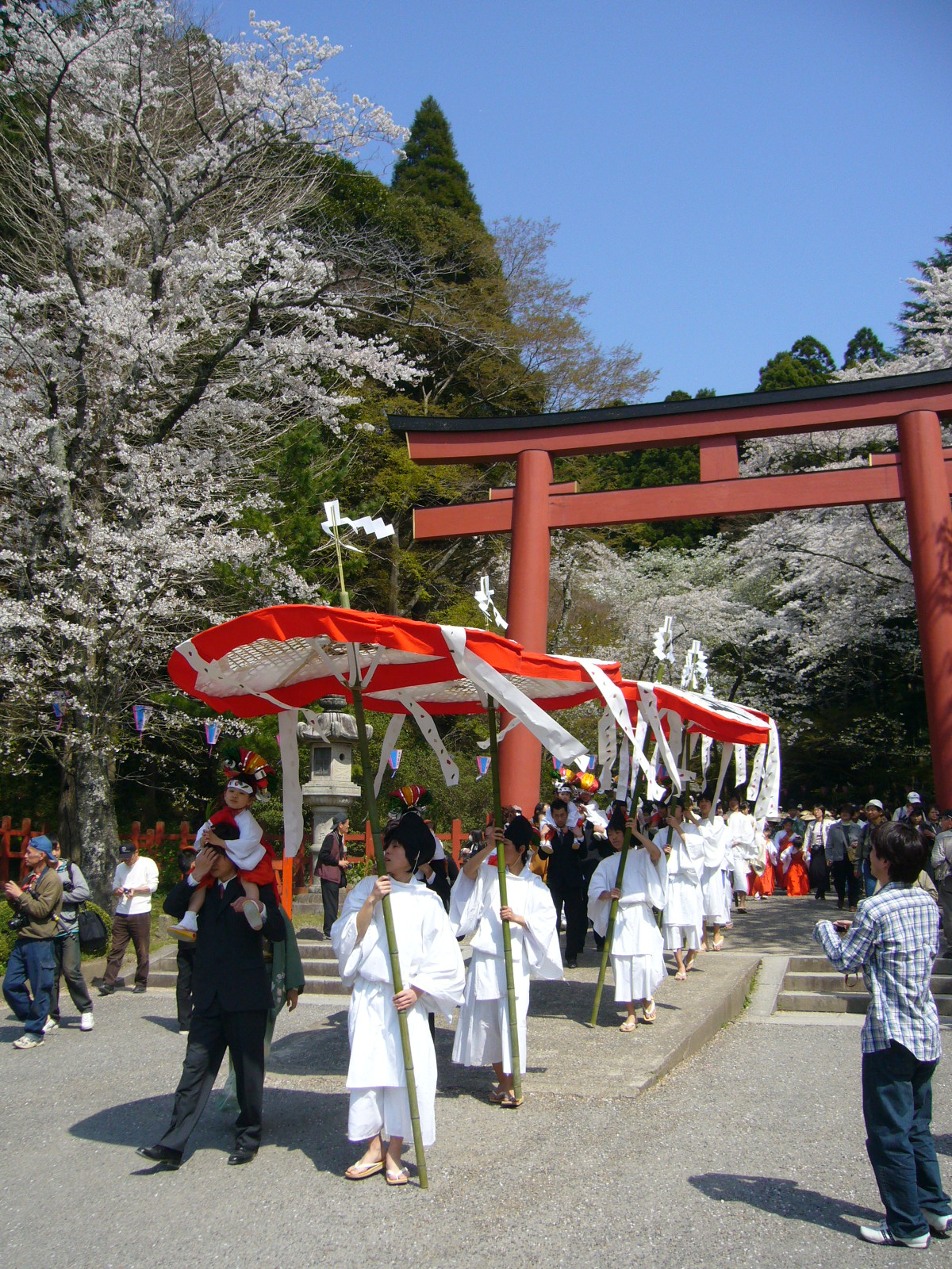 御田植祭での斎田までの行列