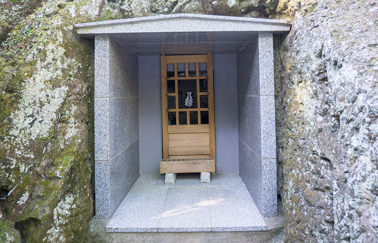 岩の間に鎮座する厳島社