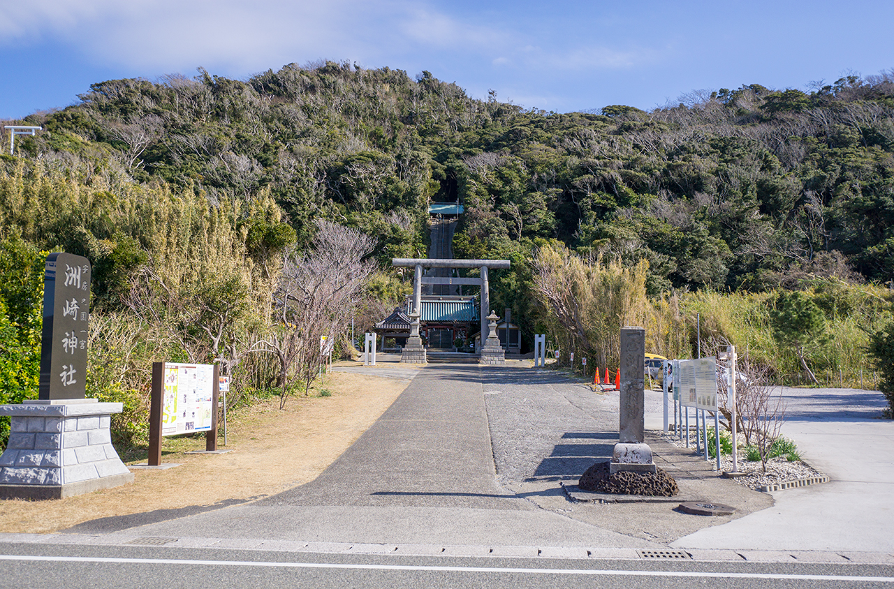 社号碑からみえる洲崎神社の自然林