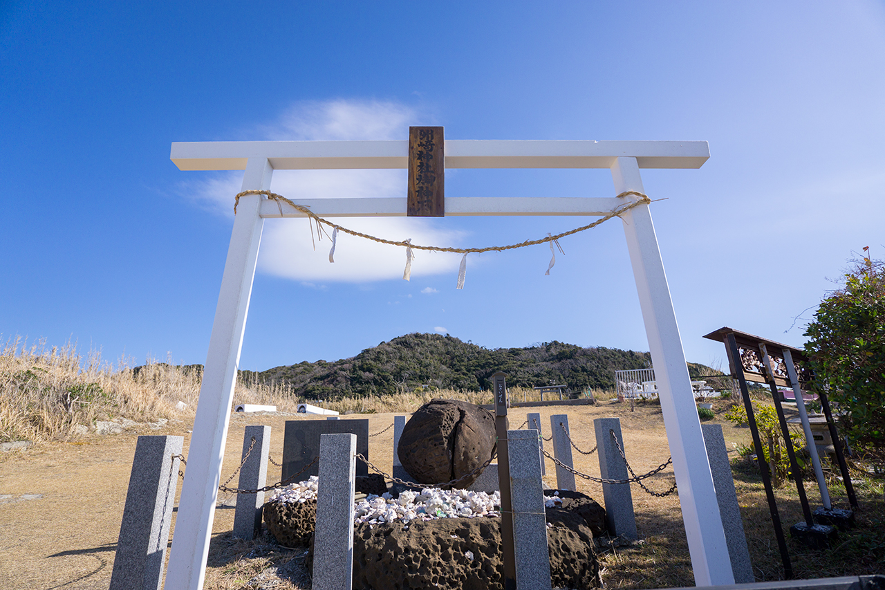 鳥居と御神石