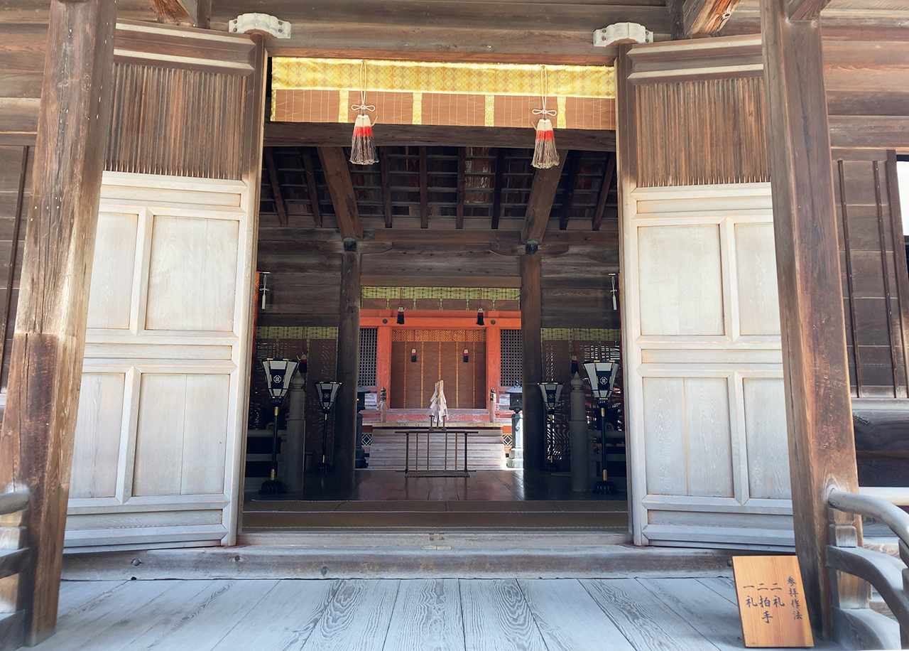 拝殿からみえる本殿