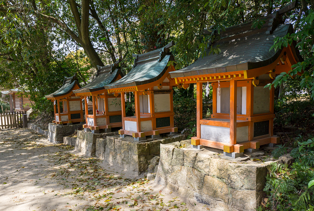 石神社・稲荷神社・地神社・院内荒神社 並んで鎮座する社殿