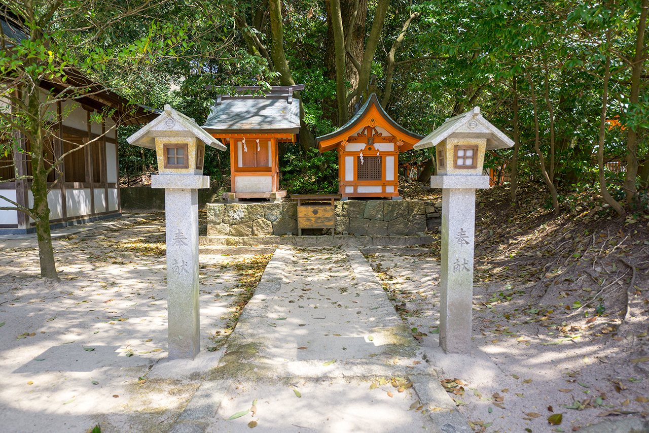 酒殿・八重垣神社 並んで鎮座する社殿