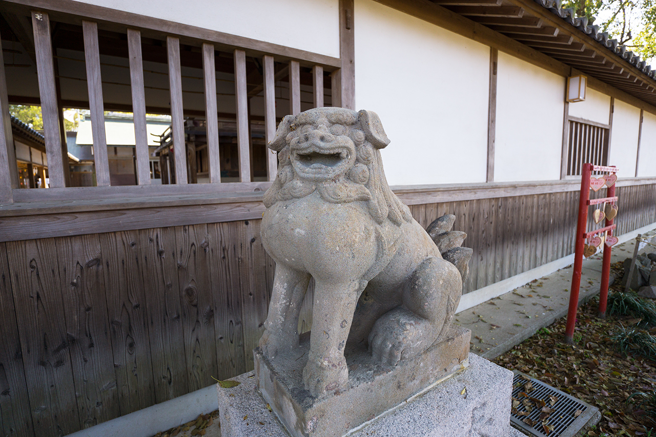 笑っている狛犬