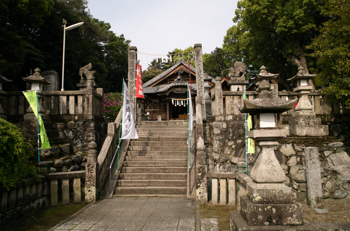 石段と拝殿