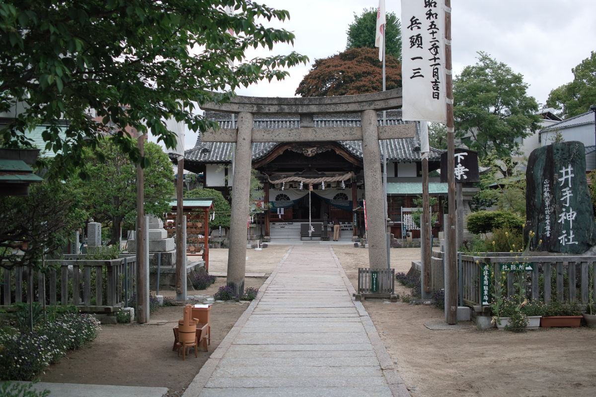 鳥居と拝殿