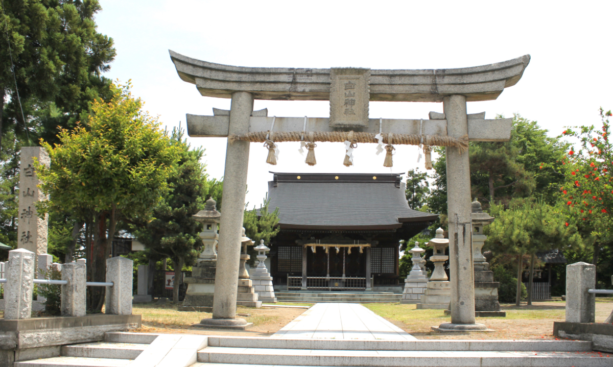 鳥居と拝殿