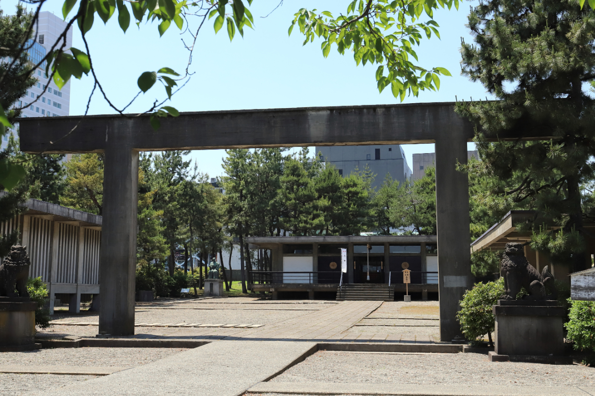 鳥居と境内