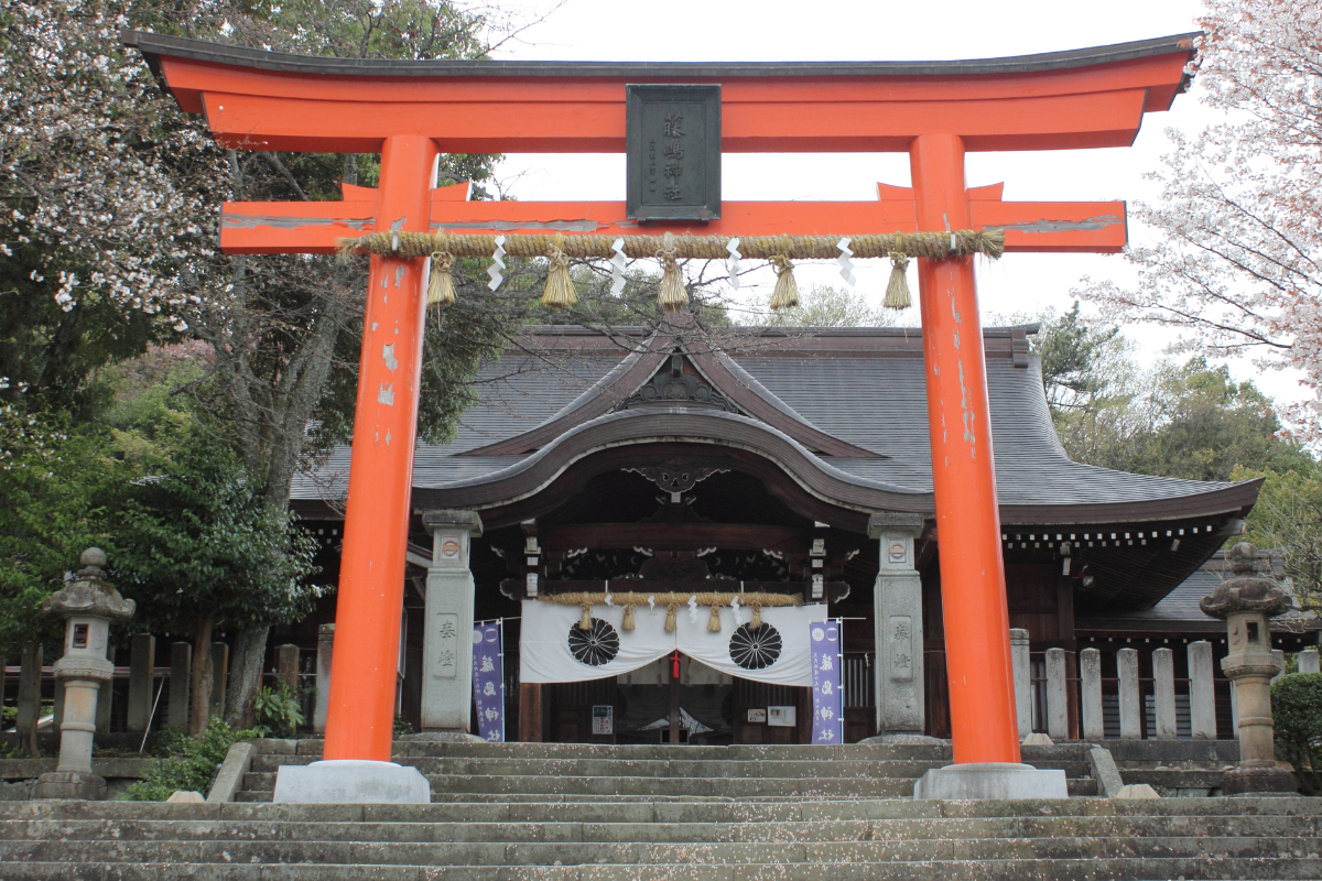 鳥居と拝殿