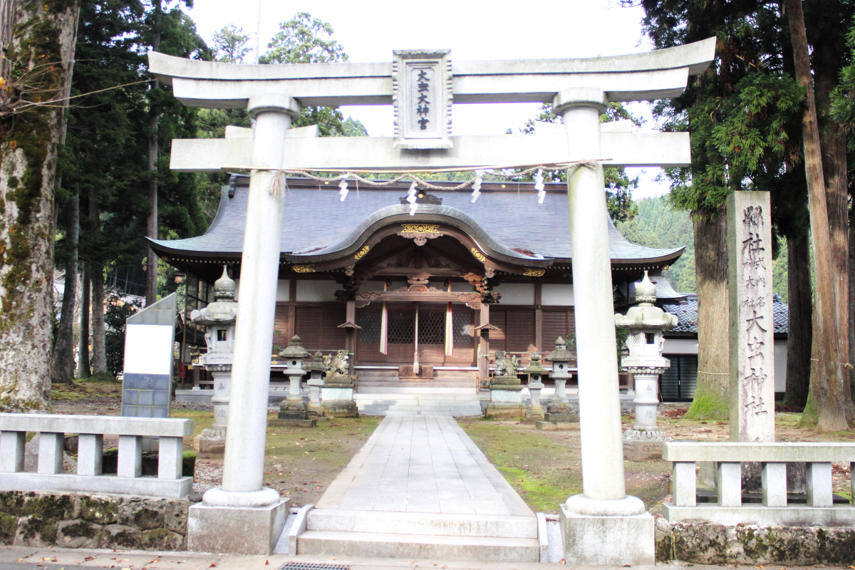 鳥居と拝殿