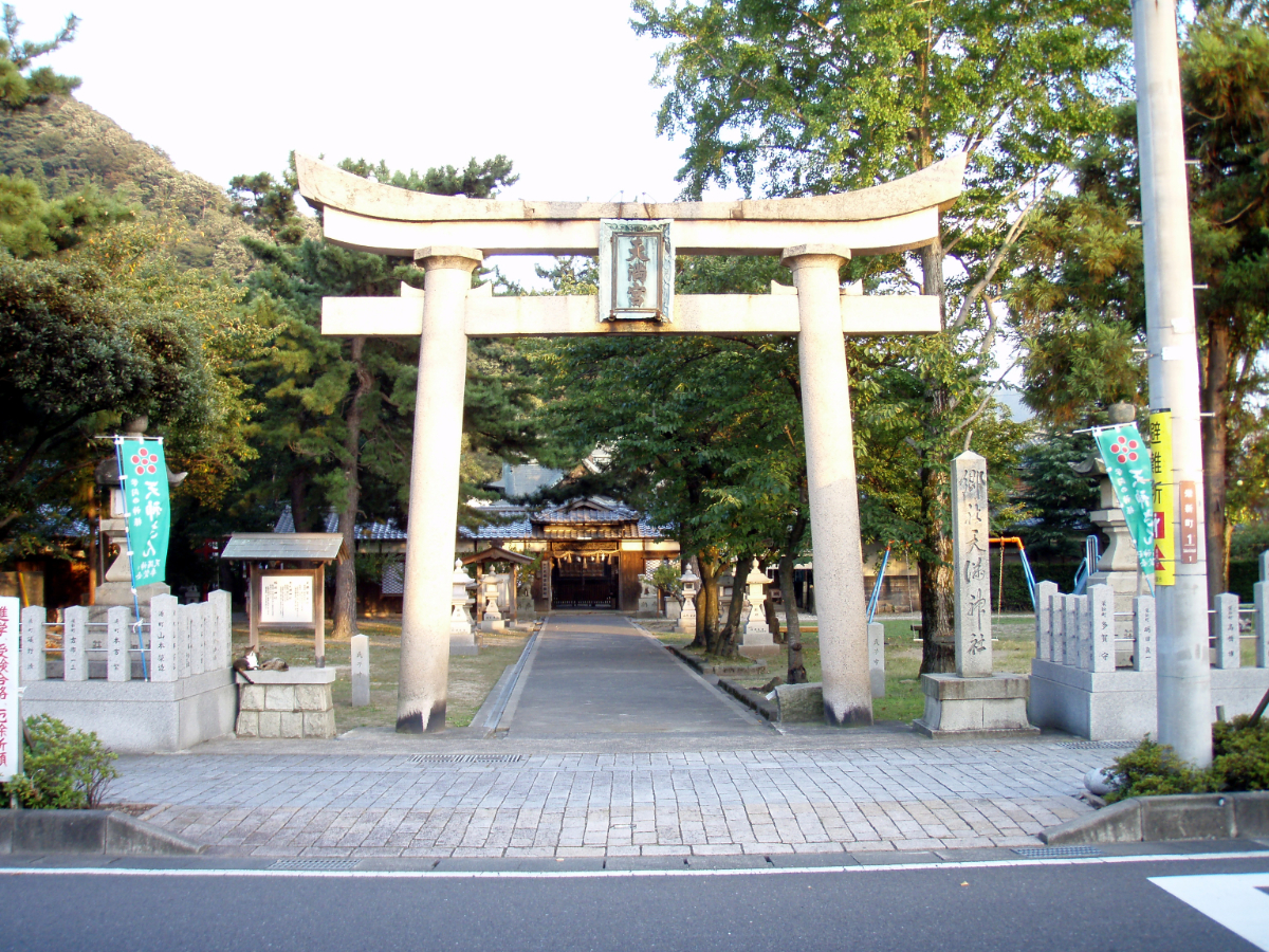 鳥居と拝殿