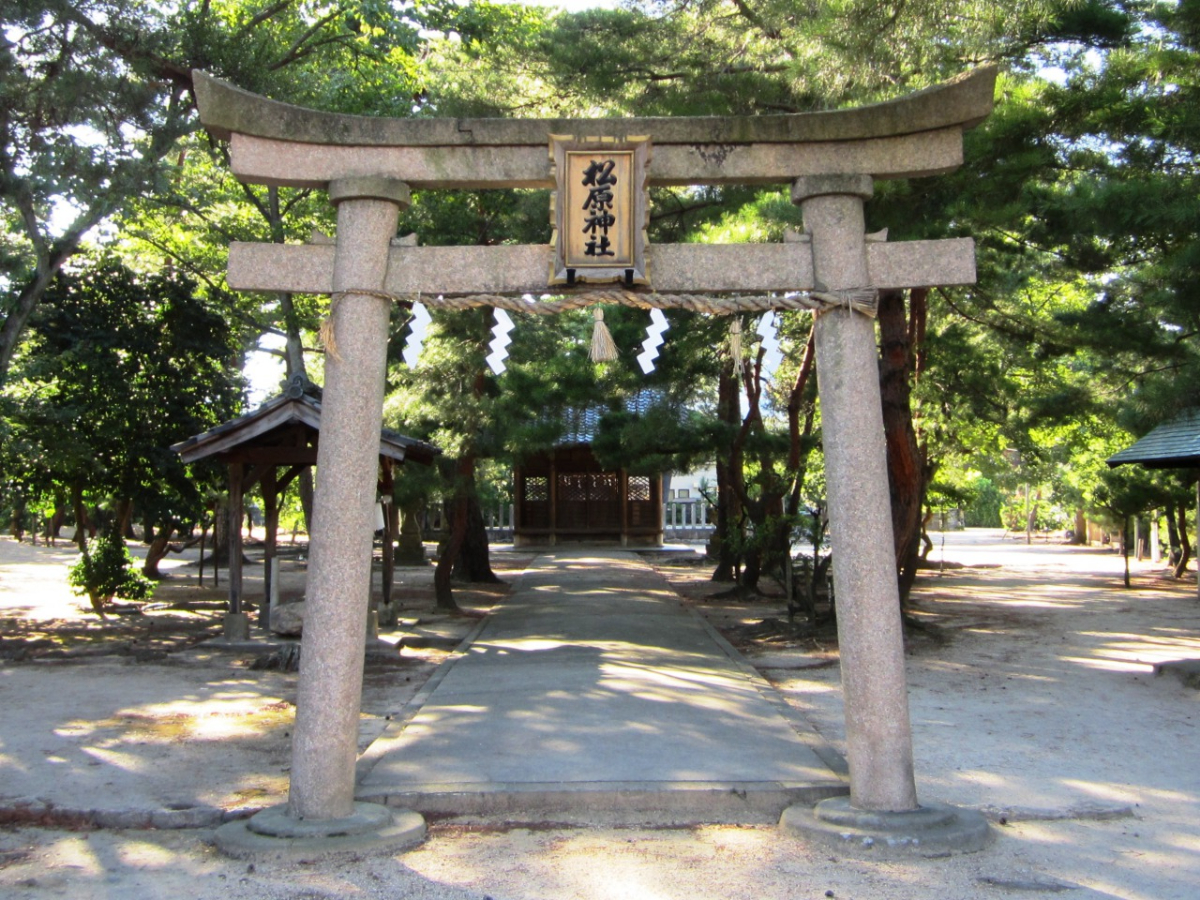 鳥居と拝殿