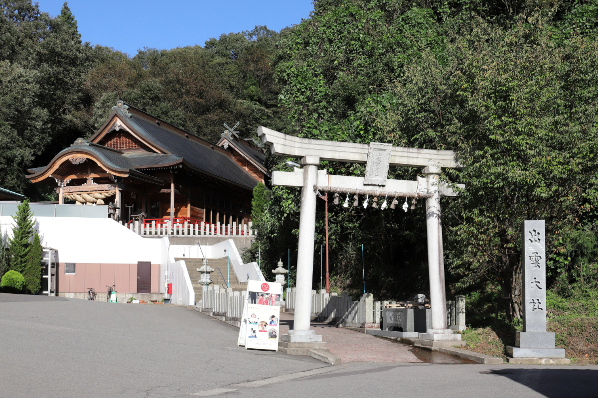 鳥居と社殿